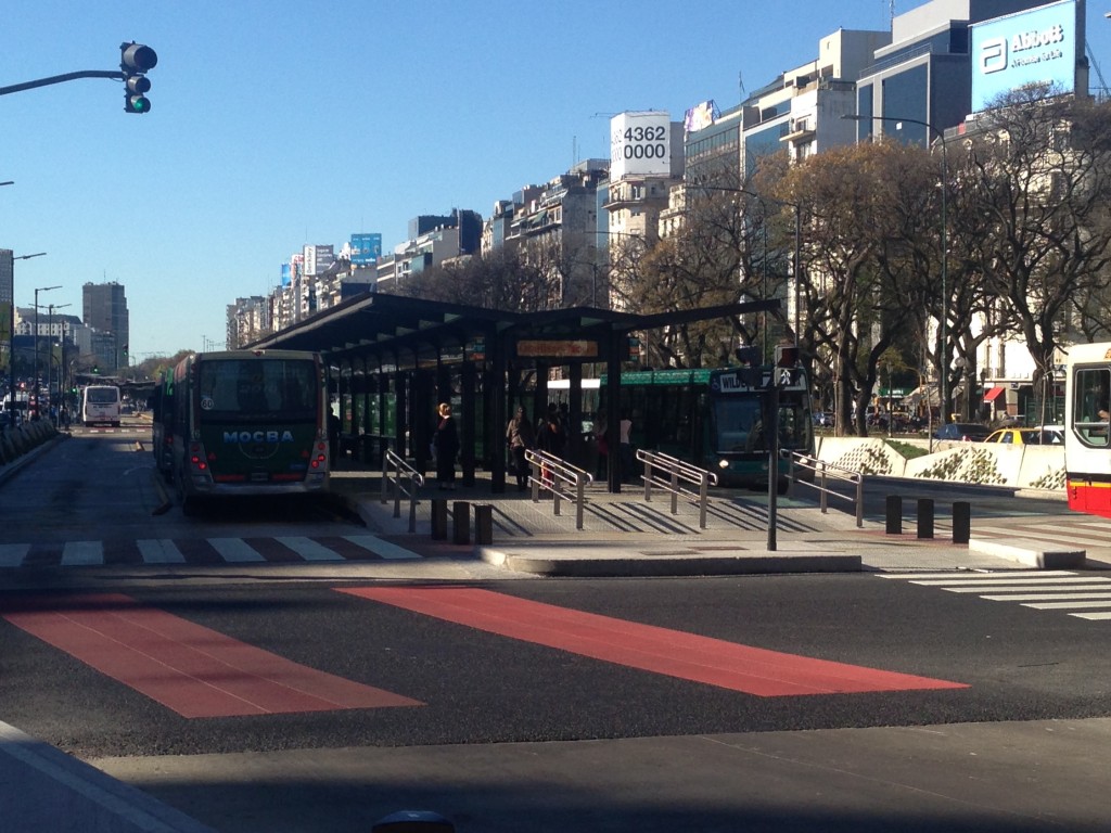 Median contraflow busway along Av 9 de Julio.